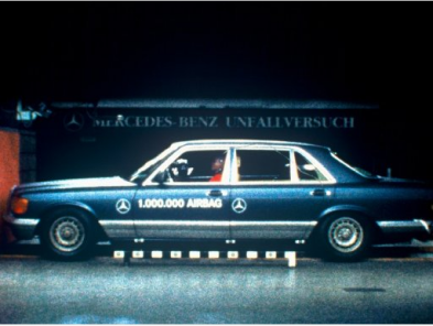 1981 | Airbag in series production passenger cars: Mercedes-Benz S-Class (126 model series)